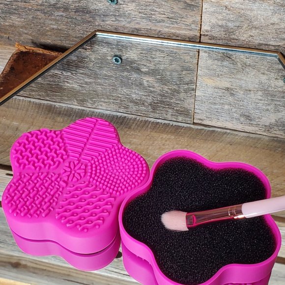 Silicone Makeup Brush Cleaning Pads - Fuchsia Pink - Set of 2 - Flower - Picture 3 of 4